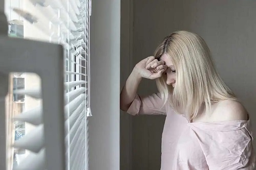 Persoană afectată de tristețe