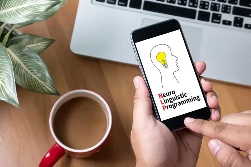 Programarea neurolingvistică (PNL): limbajul ne schimbă comportamentul