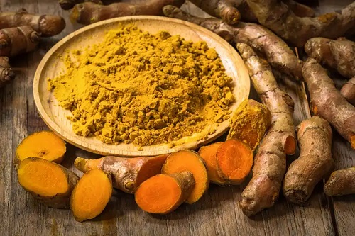 Pudră și rădăcină de turmeric