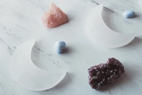 Selenitul mineral sub formă de cristale