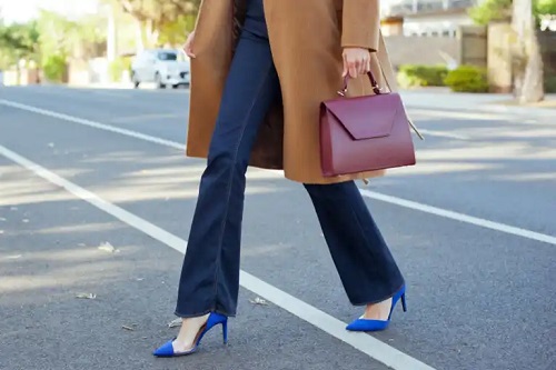 10 sfaturi pentru a purta pantaloni evazați