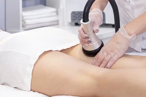 Specialist care aplică hidrolipoclasia