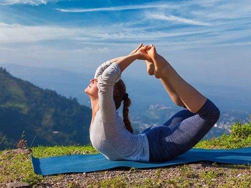 Tânără care face yoga fitness