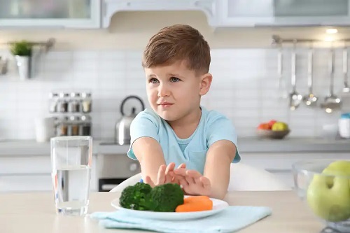 Băiețel care refuză legumele