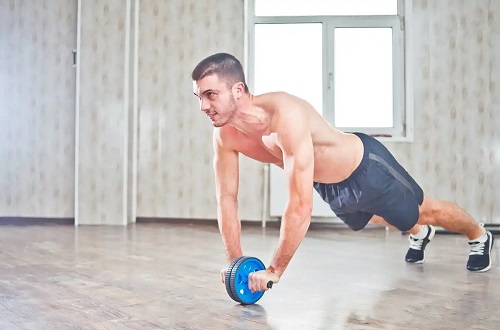 Bărbat care face exerciții pentru a întări trunchiul