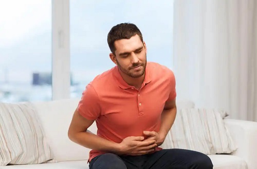 Bărbat care are gaze intestinale