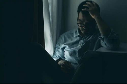 Bărbat singur la PC