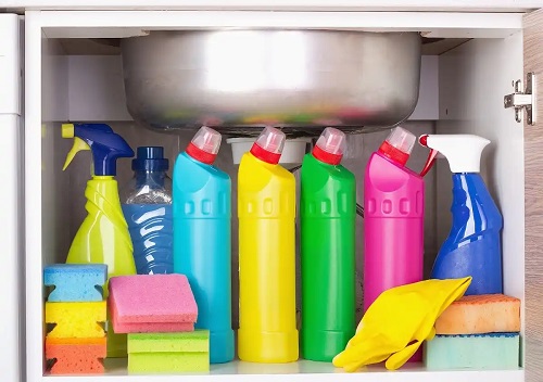Cum să depozităm produsele de curățare în bucătărie