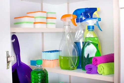 Cum să depozităm produsele de curățare în siguranță