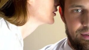 8 fraze pentru a excita un bărbat în pat