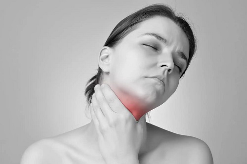 Fată afectată de durerea în gât de la stres