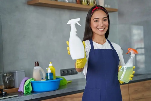 Fată care știe cum să depozităm produsele de curățare