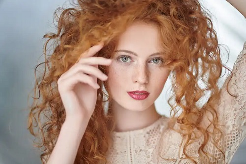 Fată cu păr roșcat