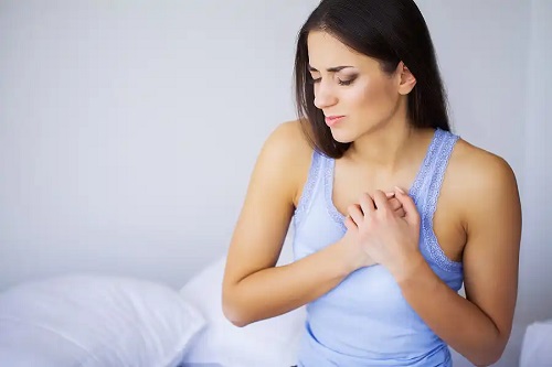 Femeie cu durere în piept