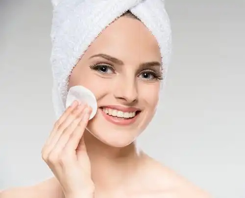 Femeie care își curăță fața