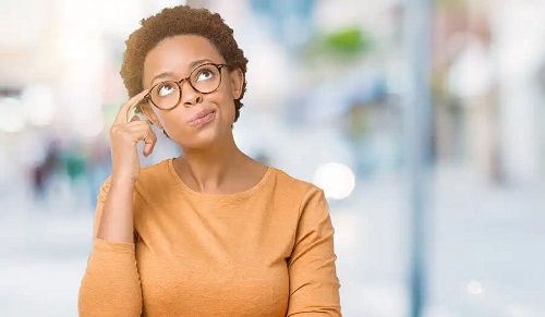 Femeie care se gândește cum poate fi aplicată filosofia în viața de zi cu zi