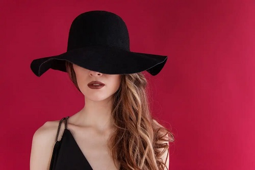 Femeie care știe ce înseamnă culoarea neagră