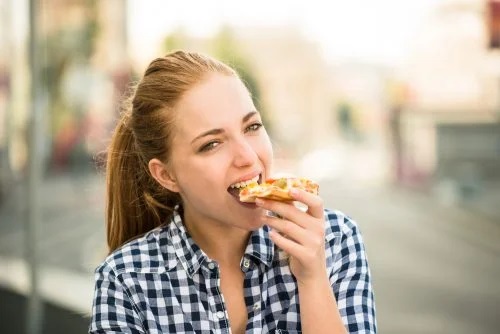 Femeie care mănâncă pizza