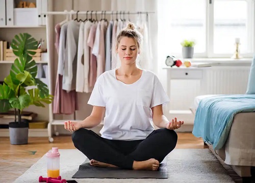 Femeie ce practică mindfulness pentru părinți
