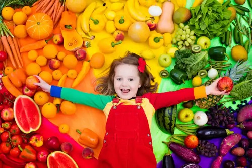 5 sfaturi pentru a-l învăța pe copil să mănânce sănătos