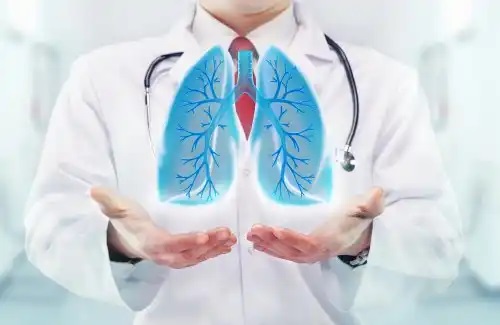 Medic care vorbește despre purificarea plămânilor în mod natural