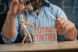 Cum să recunoști o persoană care controlează?