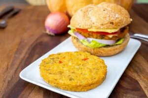 Rețetă vegană de burger cu ovăz, dovleac, morcov