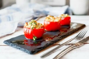 Roșii umplute cu cușcuș, rețetă ușoară și delicioasă