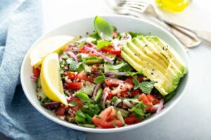 Cum se prepară o rețetă de salată de cartofi dulci și quinoa?