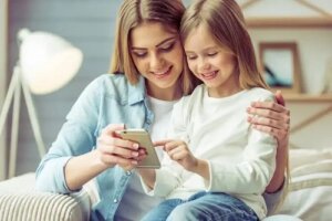 Smartphone-ul la copii: 7 avantaje și 7 dezavantaje ale utilizării
