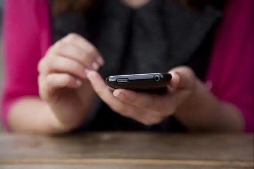 Persoană ce folosește un smartphone