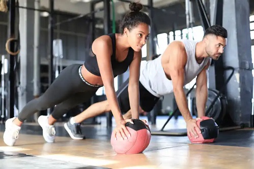 Rutină de antrenament la sală pentru întărirea și tonifierea mușchilor
