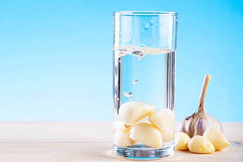 Usturoi înmuiat în apă