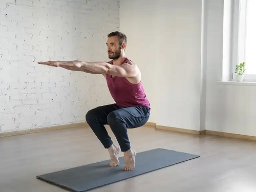 Bărbat care face exerciții pentru tratarea venelor varicoase
