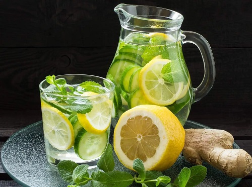 Carafă cu apă cu lămâie și castraveți
