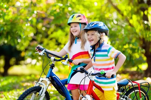 Copii cu biciclete