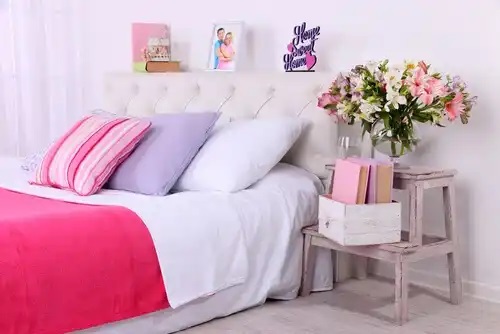 Dormitor cu flori lângă pat