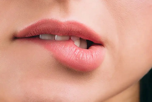 Femeie care își mușcă buzele