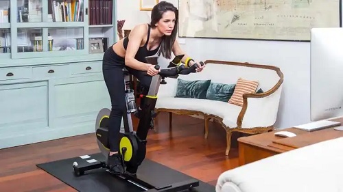Femeie care face exerciții pentru tratarea venelor varicoase