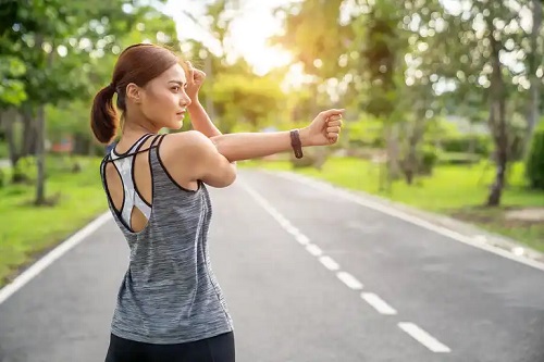 Femeie care lucrează pentru masă musculară în brațe
