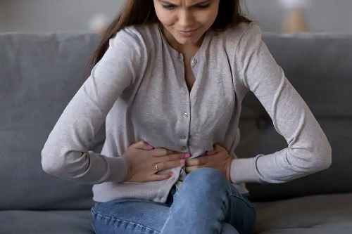 Femeie care are nevoie de medicamente pentru durerile de stomac