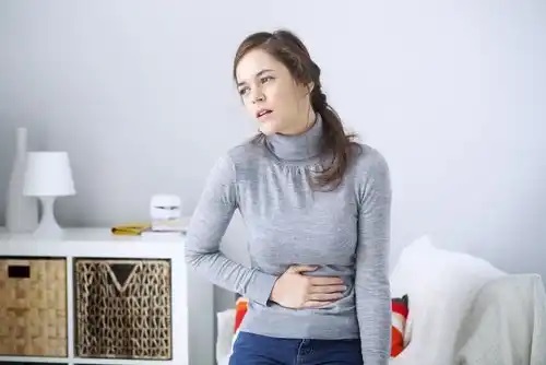 Femeie cu probleme digestive