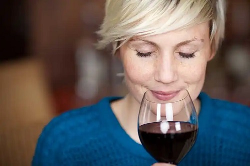 Femeie care bea vin