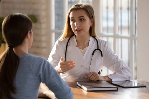 Femeie care profită la maxim de vizita la medic