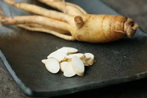 Ginsengul pe lista de plante medicinale pentru simptomele menopauzei