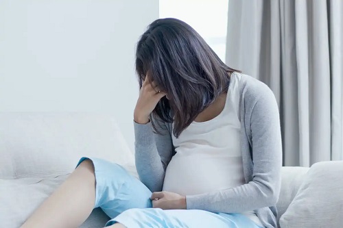 Gravidă care suferă de migrenă