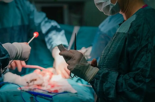 Medic ce operează o pacientă