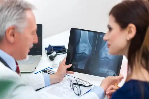 Medic ce vorbește despre osteoporoză