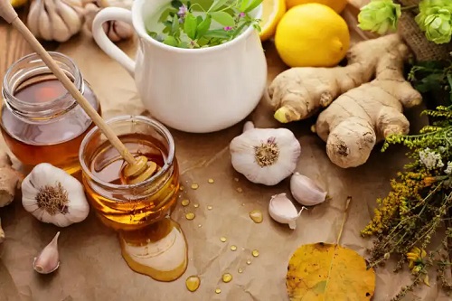 Cum să prepari miere cu plante medicinale pentru tuse