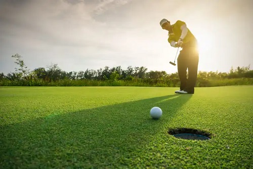 Persoană care joacă golf